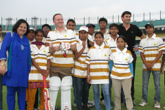 1_Hon-John-Key-Prime-Minister-New-Zealand-with-Asha-slum-students-and-Dr-Martin