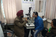 Dr-Bhalla-at-DDUH-checking-a-patient-from-Peeragarhi-slum-community