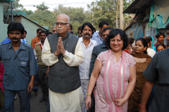 Leader-of-opposition-Shri-L-K-Advani-visits-Ekta-vihar-slum-1