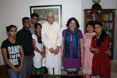 Mr-L-K-Advani-senior-BJP-Leader-with-Dr-Kiran-and-college-students-from-Asha-slums-1