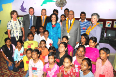 Sir-Anand-Satyanand-Governor-General-of-New-Zealand-with-Dr-Martin-and-Children-from-Ekta-Vihar-slum-1