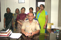 Womens-association-from-Kanak-Durga-slum-colony-with-local-police-officer