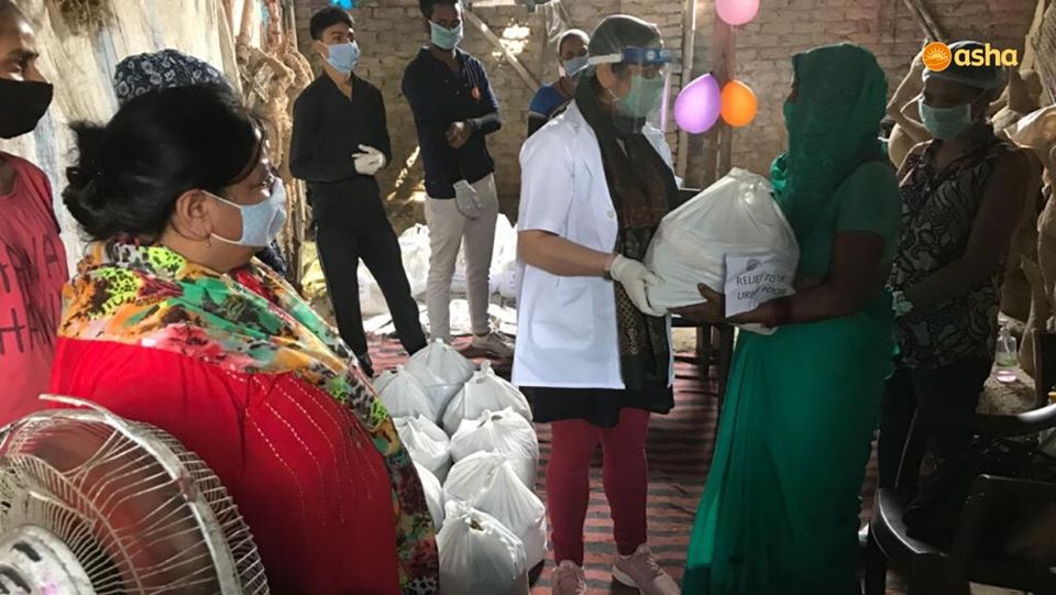 Dr Kiran celebrates her birthday with the Asha family in Safedi Basti slum colony