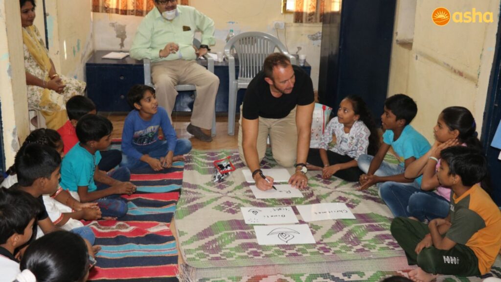 David Briggs, Trustee of Friends of Asha GB, visits Kusumpur Pahari Slum Community